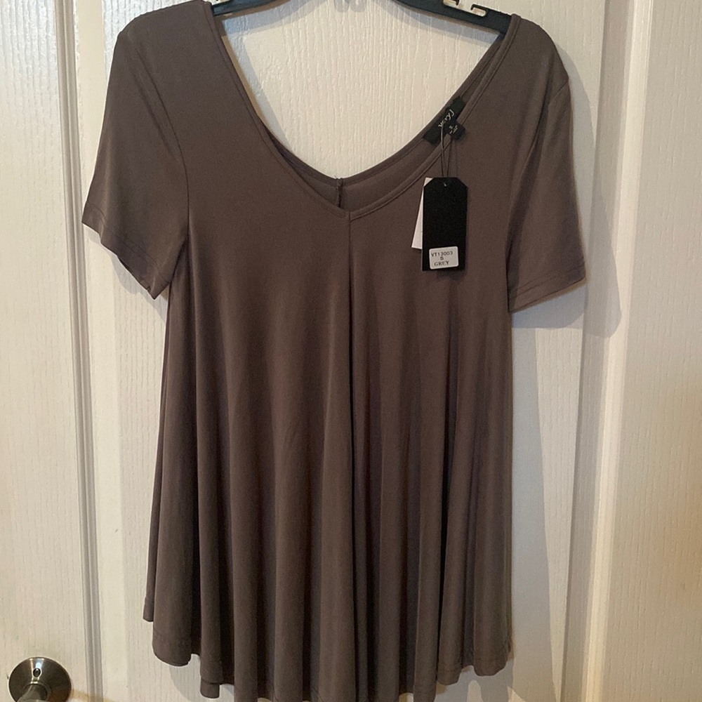 Very J Sz  M V front and back short sleeve very full bodied top NWT